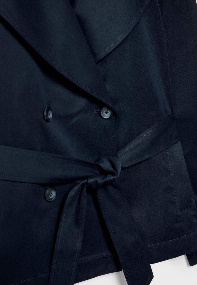 Kort, løstsittende trenchcoat med belte