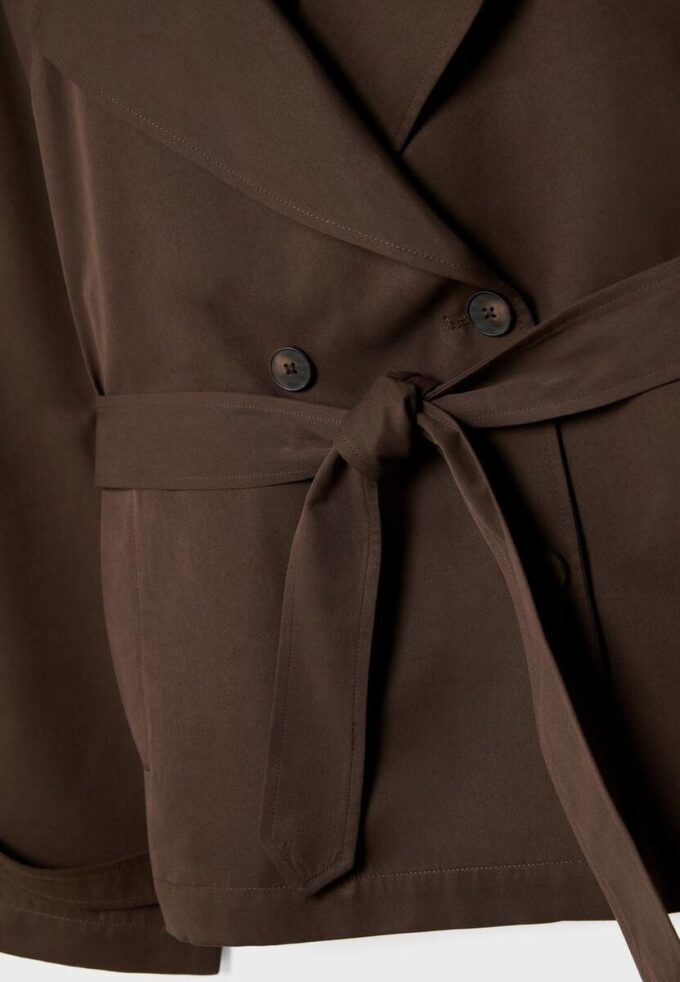 Kort, løstsittende trenchcoat med belte