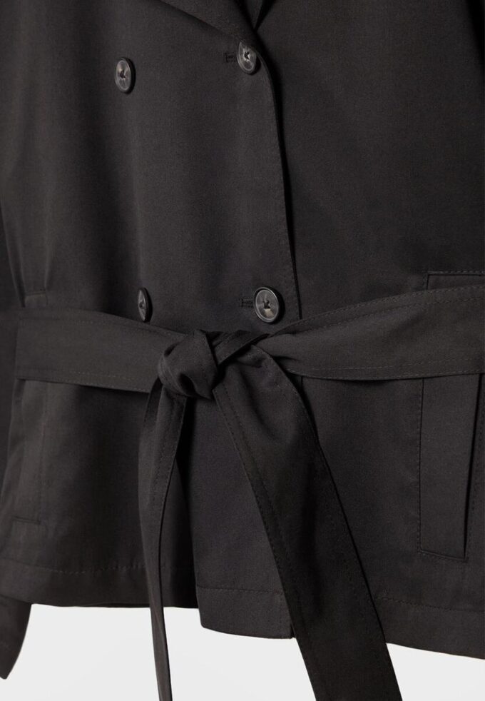 Kort, løstsittende trenchcoat med belte