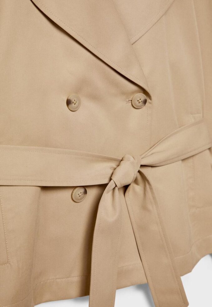 Kort, løstsittende trenchcoat med belte