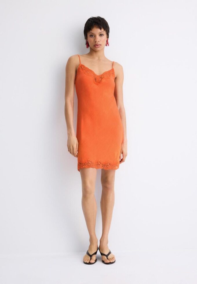 Kort rustikk blonderkjole