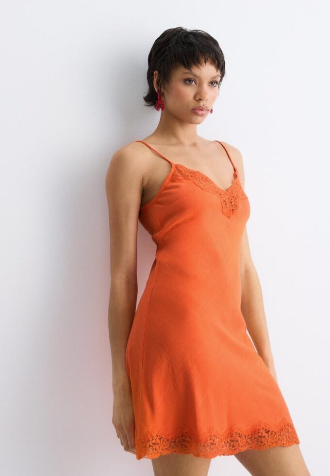 Kort rustikk blonderkjole