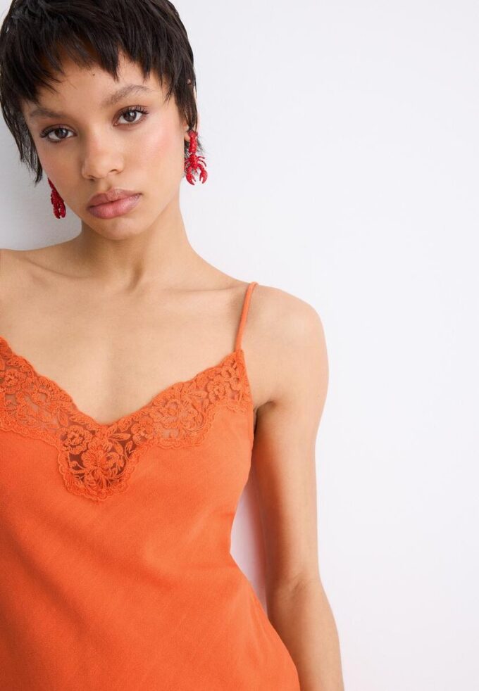 Kort rustikk blonderkjole