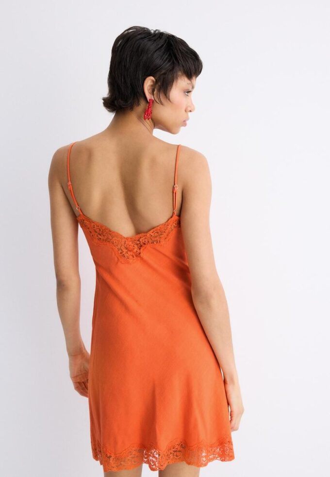 Kort rustikk blonderkjole