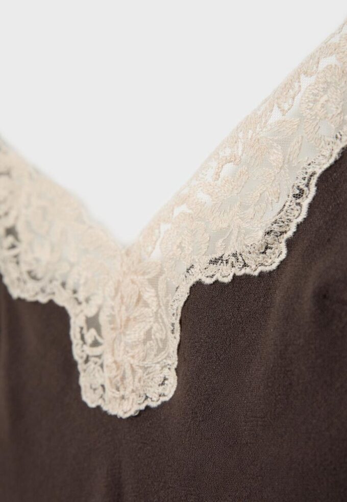 Kort rustikk blonderkjole