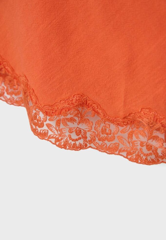 Kort rustikk blonderkjole