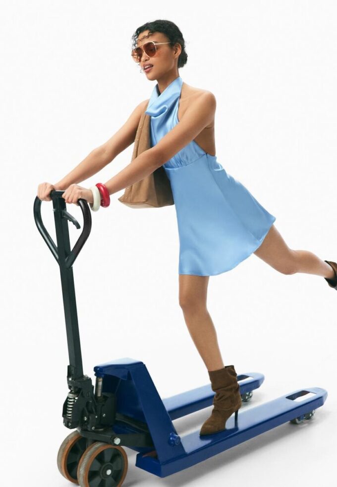 Kort satenkjole med halterneck