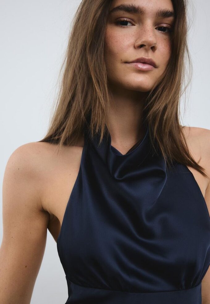 Kort satenkjole med halterneck