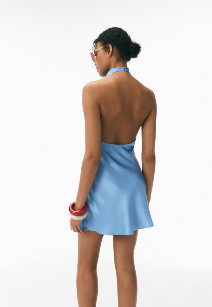 Kort satenkjole med halterneck