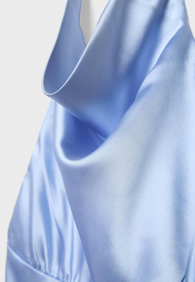 Kort satenkjole med halterneck