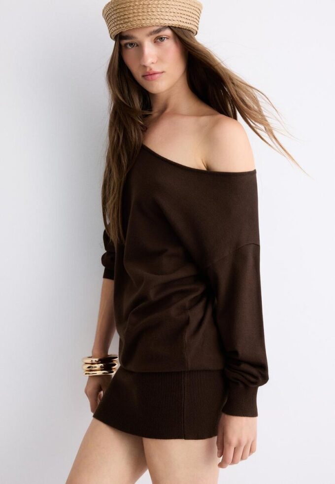 Kort strikket kjole med båthals