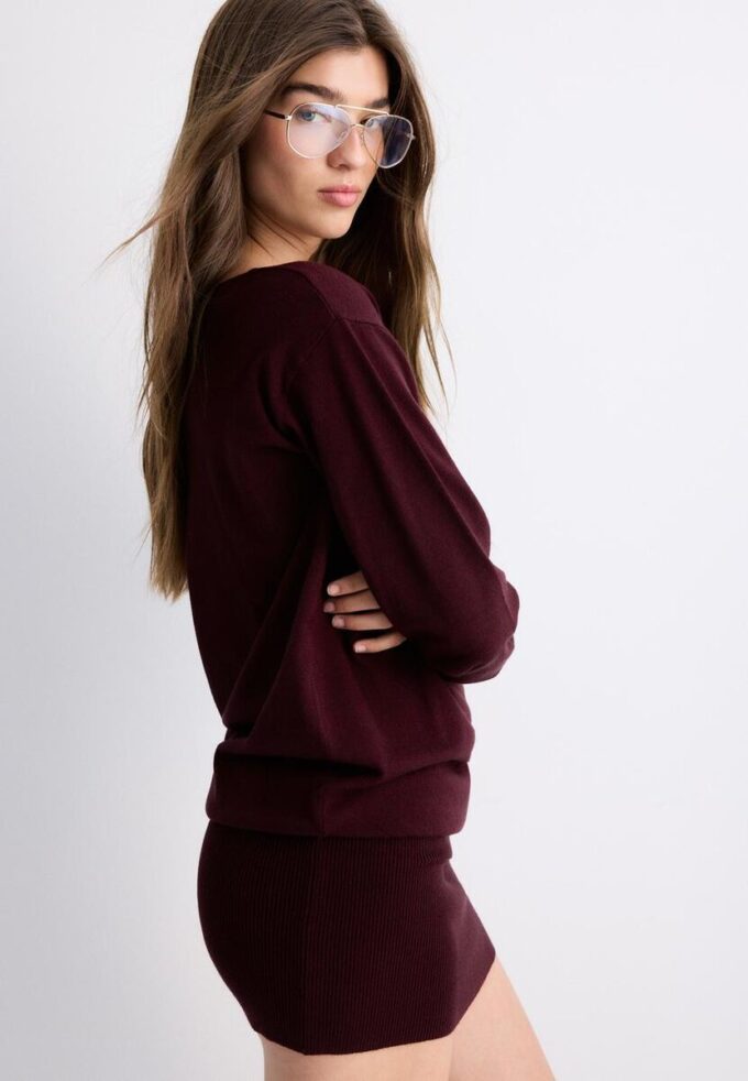 Kort strikket kjole med båthals