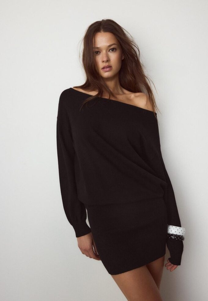 Kort strikket kjole med båthals