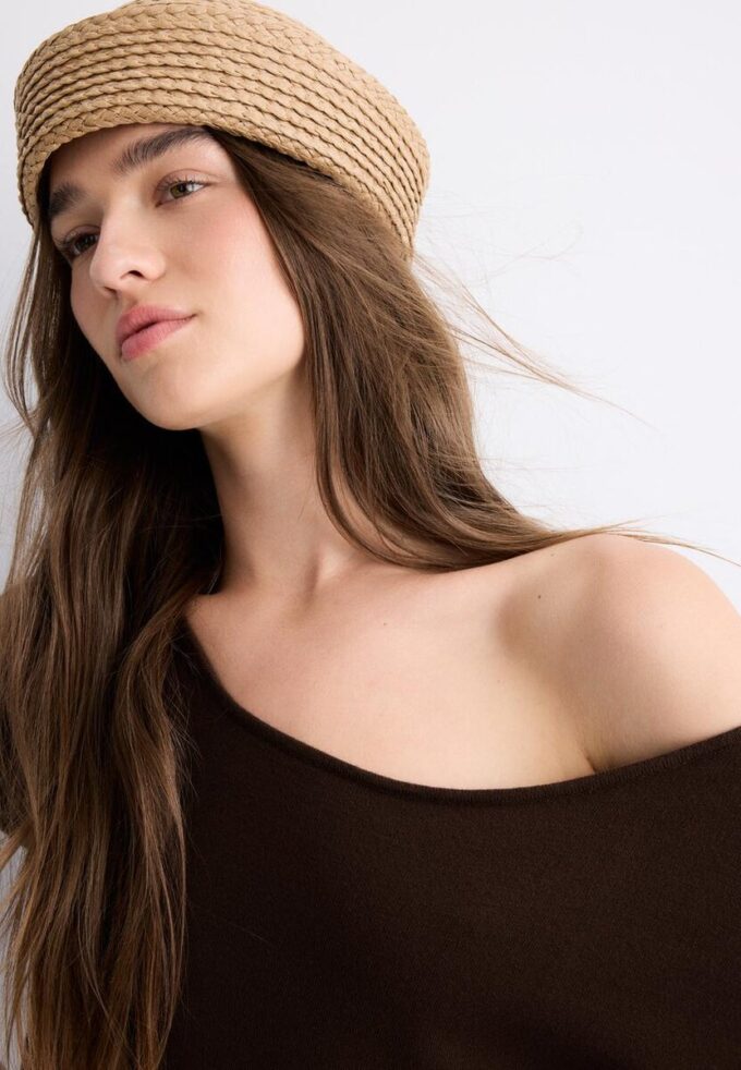 Kort strikket kjole med båthals