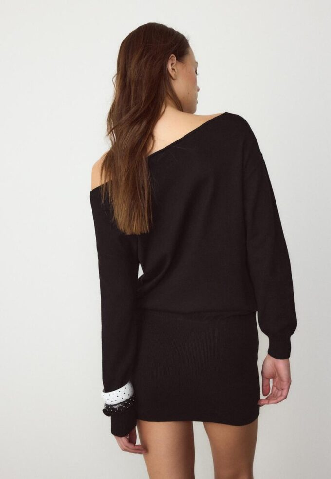 Kort strikket kjole med båthals