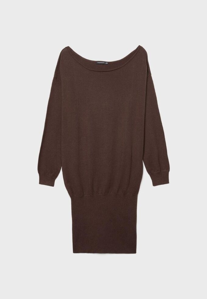 Kort strikket kjole med båthals