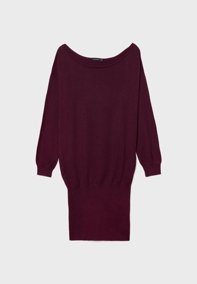 Kort strikket kjole med båthals