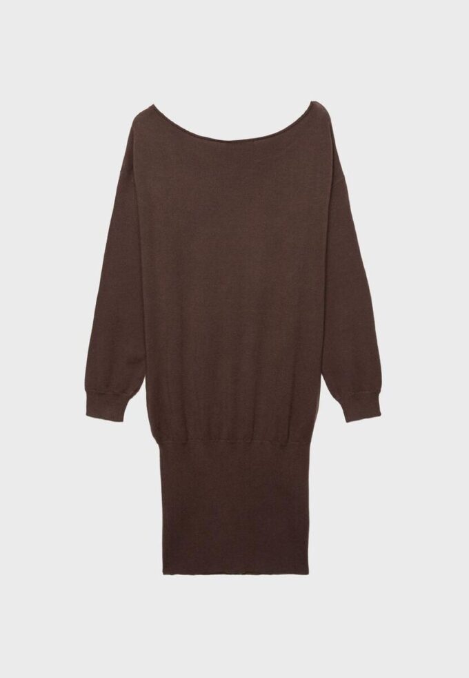 Kort strikket kjole med båthals