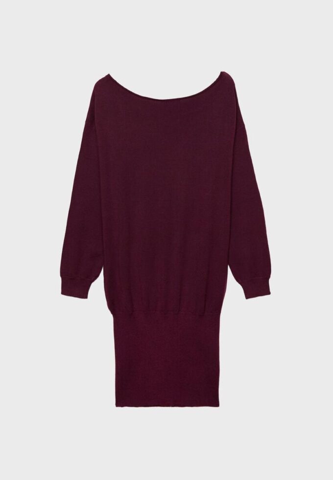 Kort strikket kjole med båthals