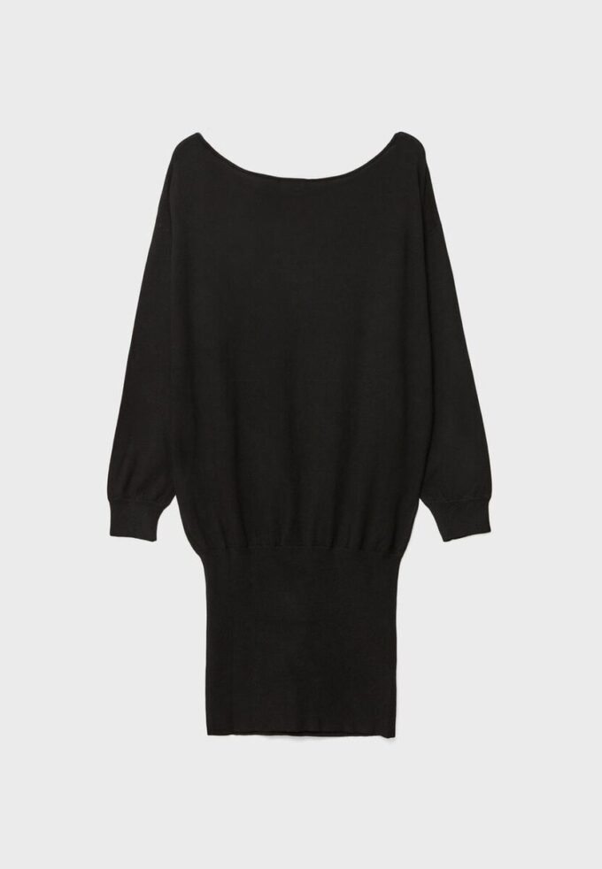 Kort strikket kjole med båthals