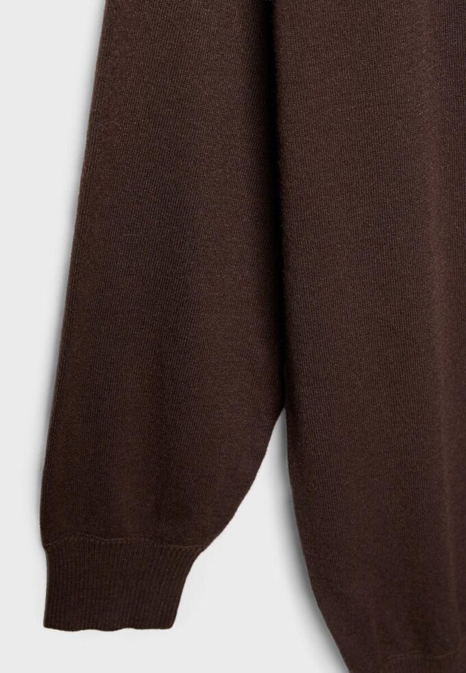 Kort strikket kjole med båthals