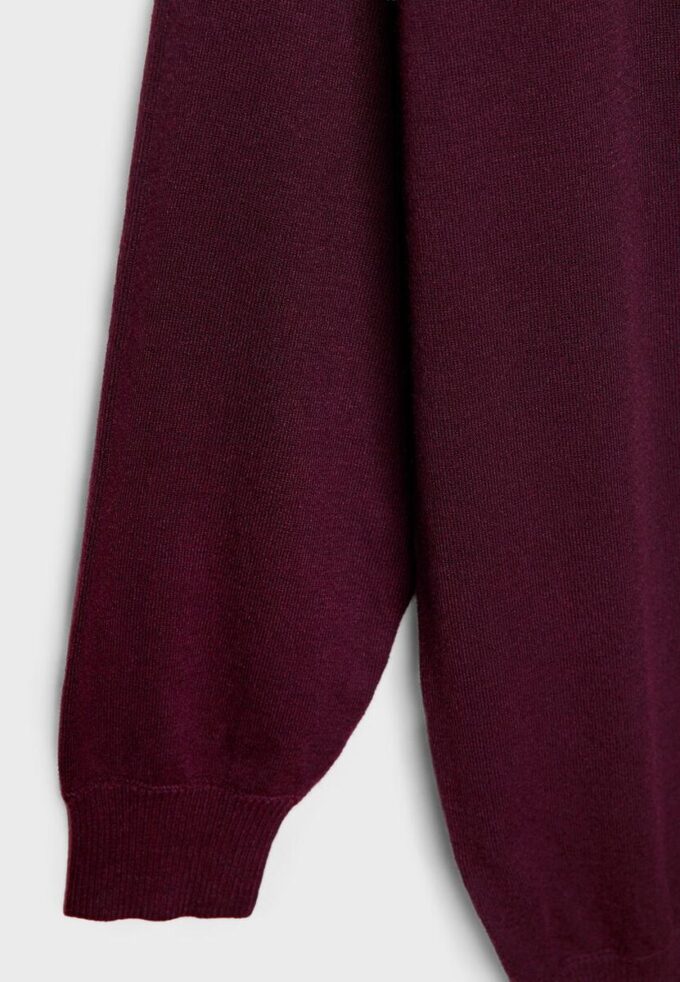 Kort strikket kjole med båthals