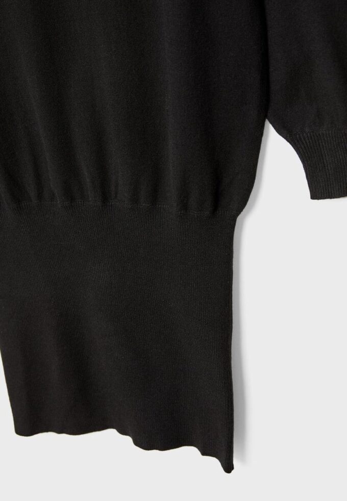 Kort strikket kjole med båthals