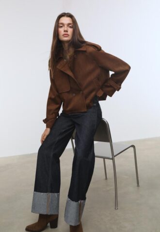 Kort trenchcoat i imitert semsket skinn