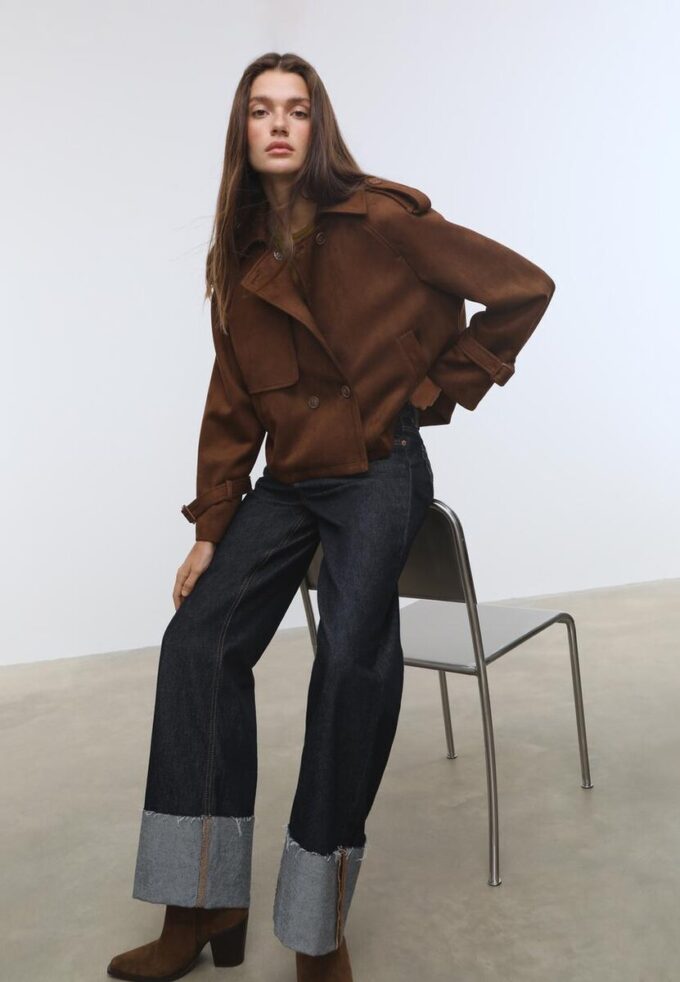 Kort trenchcoat i imitert semsket skinn