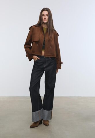 Kort trenchcoat i imitert semsket skinn