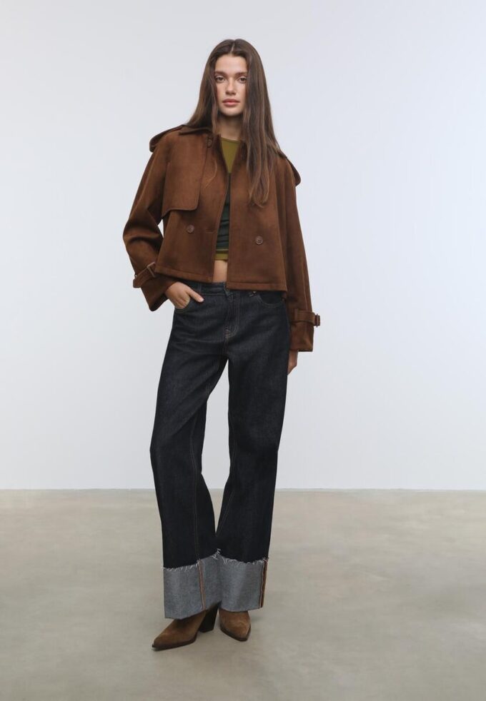 Kort trenchcoat i imitert semsket skinn