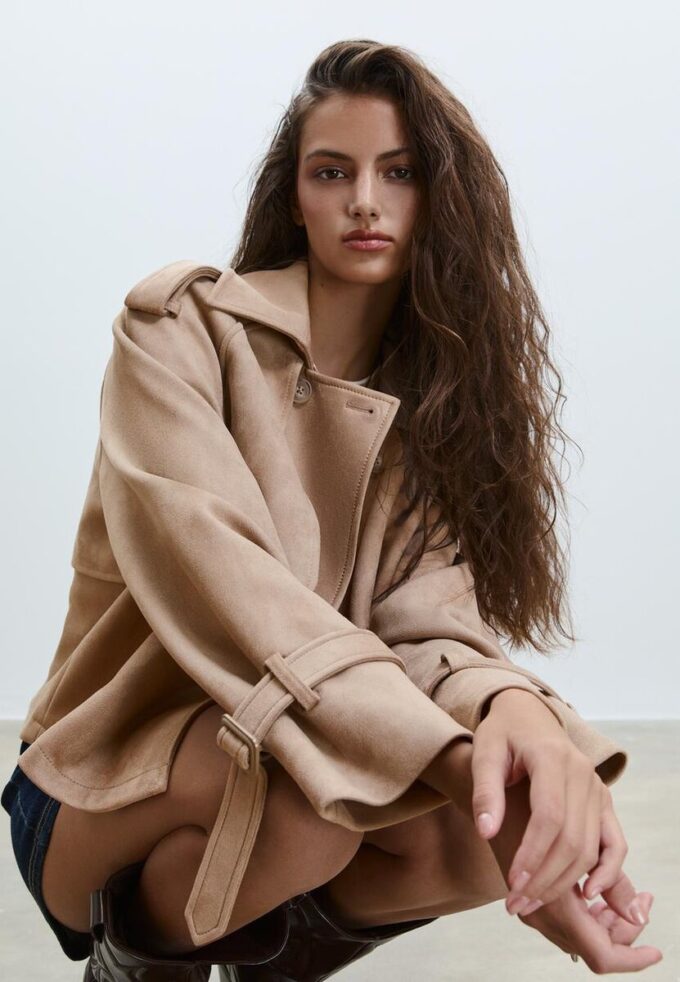 Kort trenchcoat i imitert semsket skinn