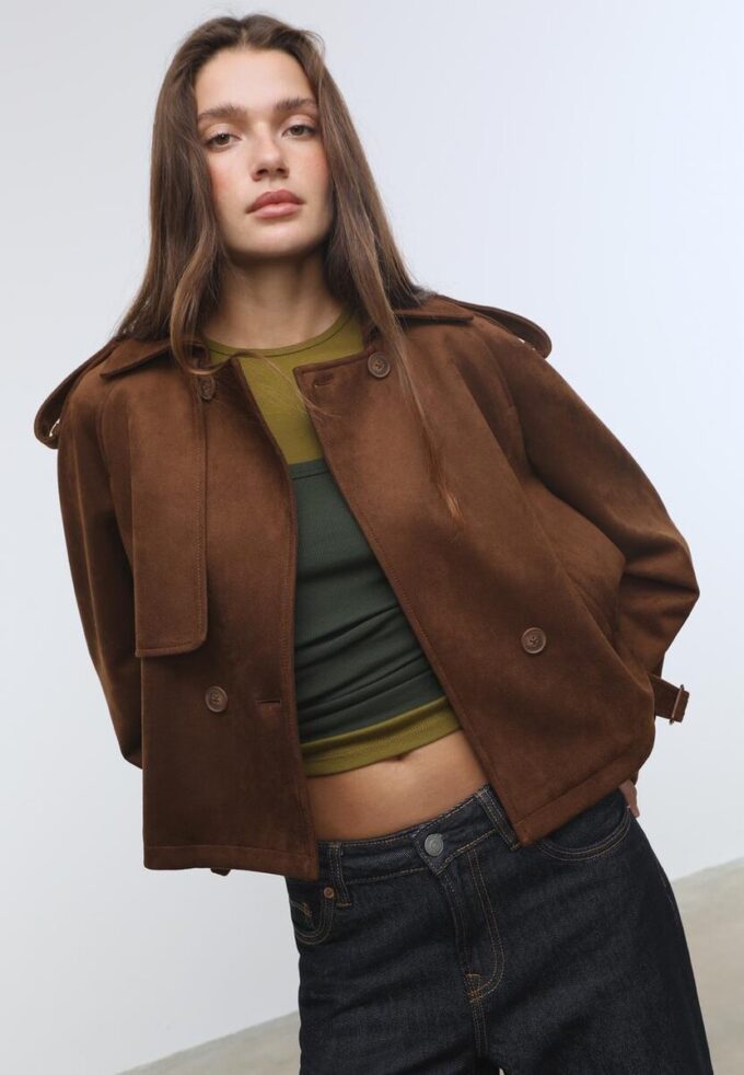 Kort trenchcoat i imitert semsket skinn