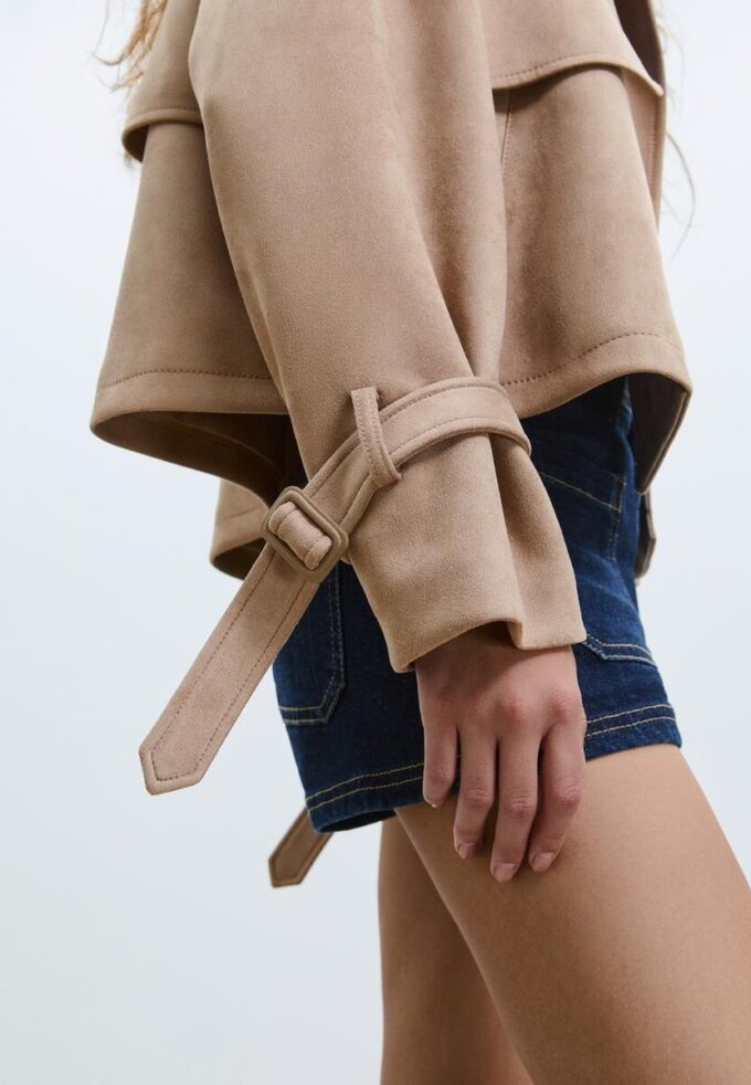 Kort trenchcoat i imitert semsket skinn