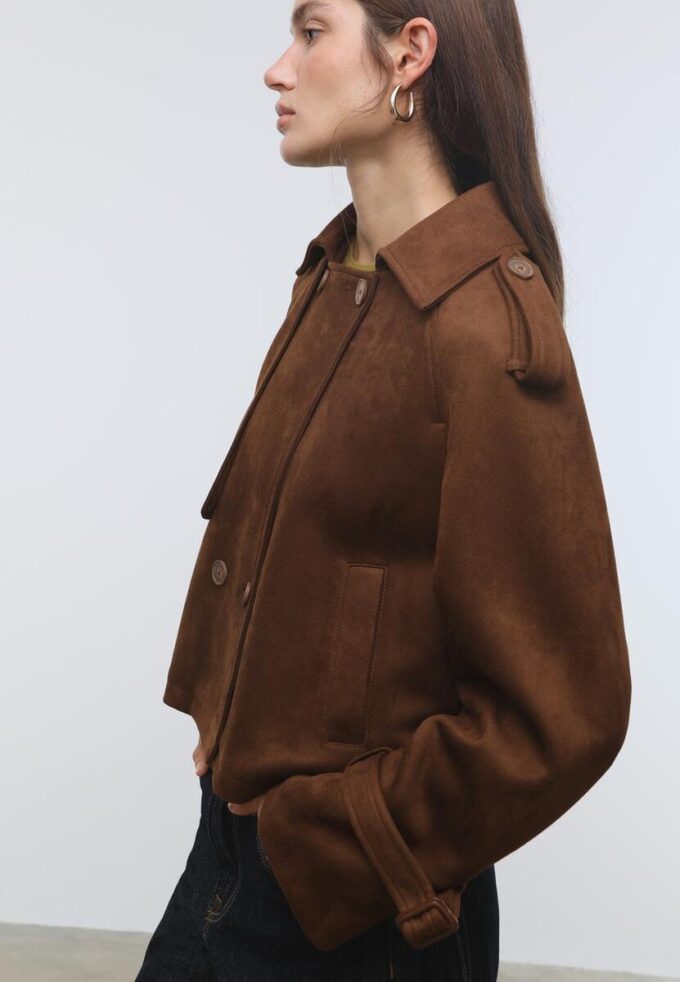 Kort trenchcoat i imitert semsket skinn