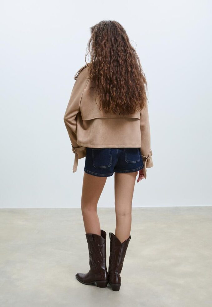 Kort trenchcoat i imitert semsket skinn