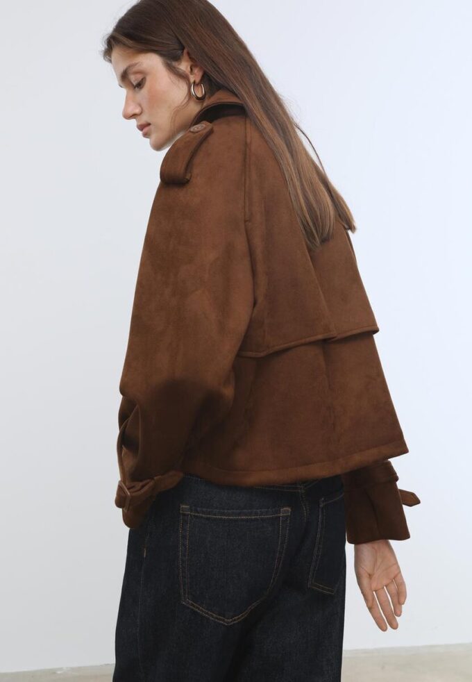 Kort trenchcoat i imitert semsket skinn