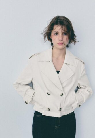 Kort trenchcoat med dobbel knappestolpe