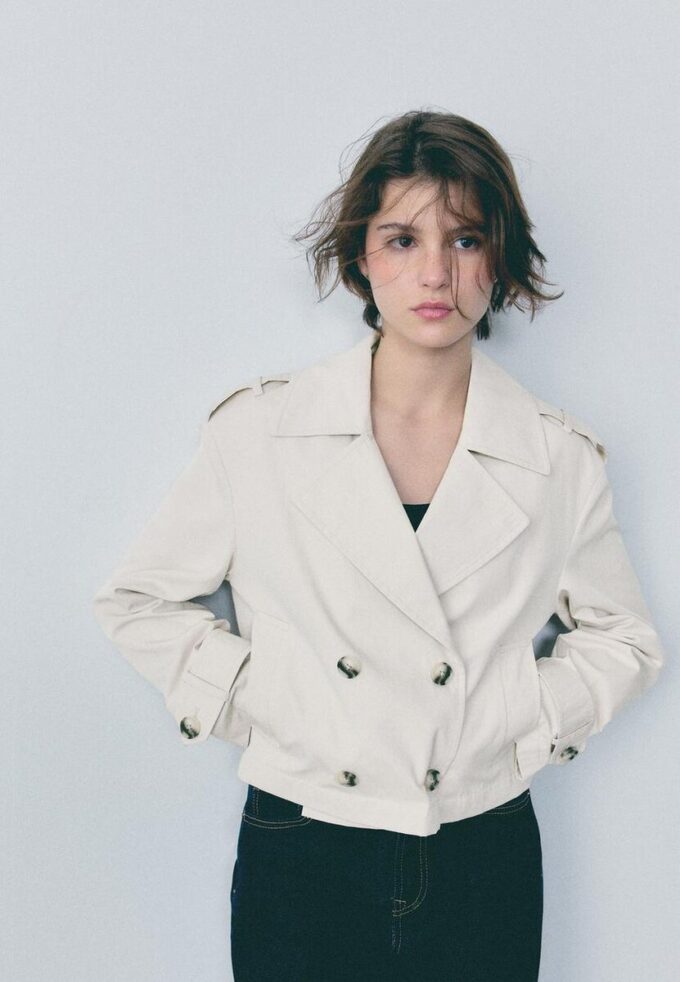 Kort trenchcoat med dobbel knappestolpe