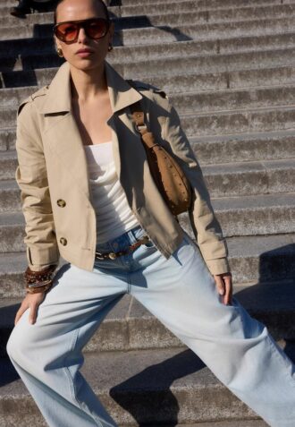 Kort trenchcoat med dobbel knappestolpe