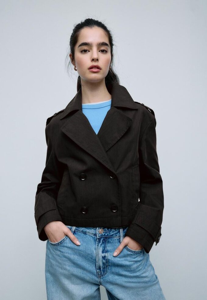 Kort trenchcoat med dobbel knappestolpe