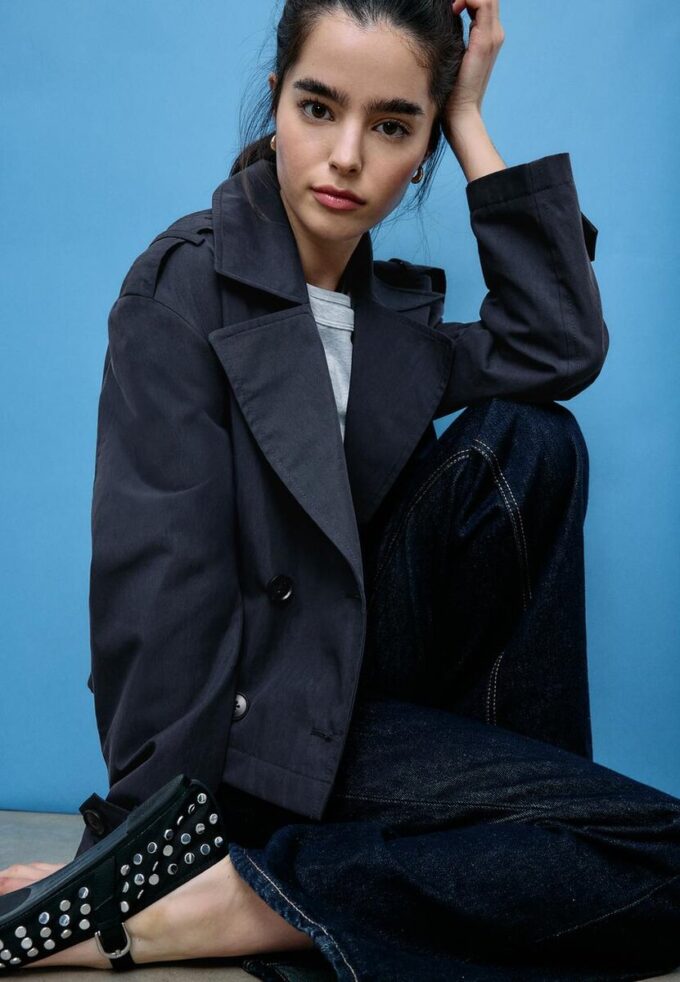 Kort trenchcoat med dobbel knappestolpe