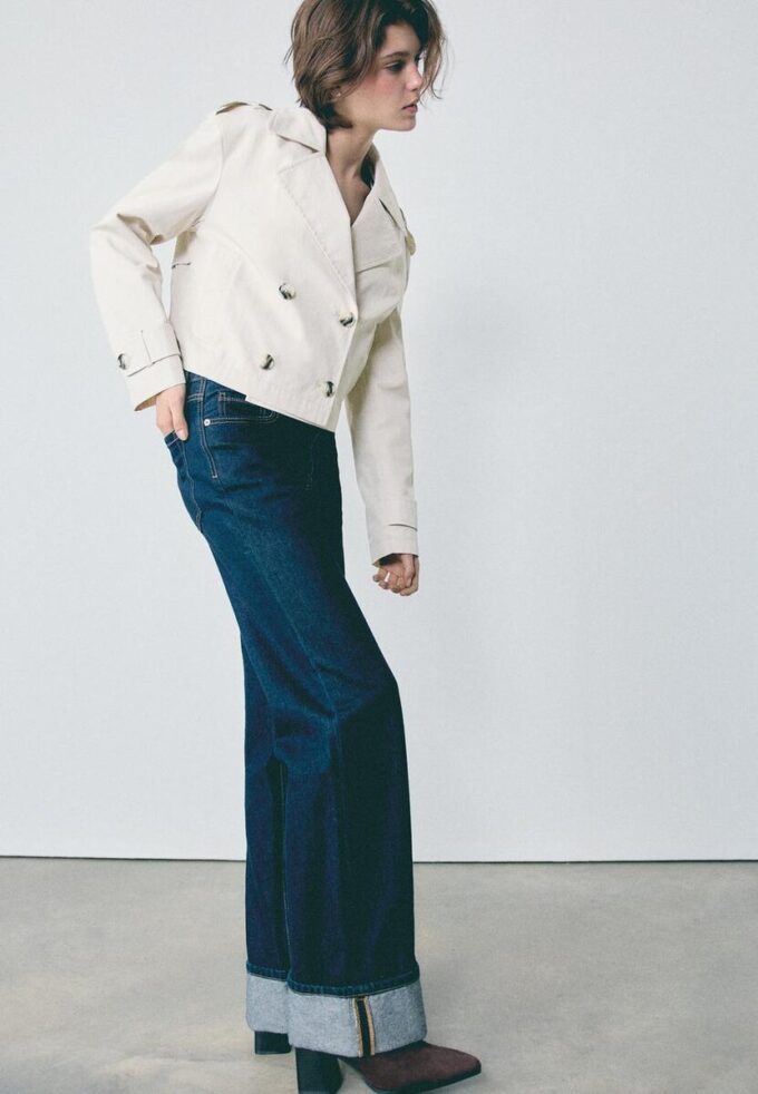 Kort trenchcoat med dobbel knappestolpe