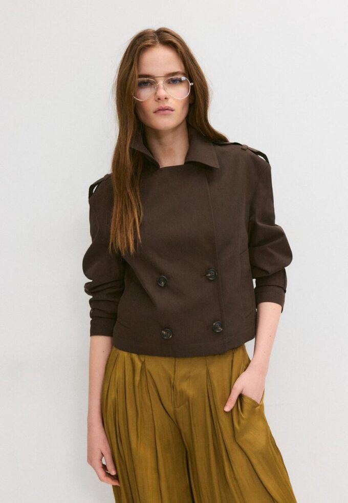 Kort trenchcoat med dobbel knappestolpe