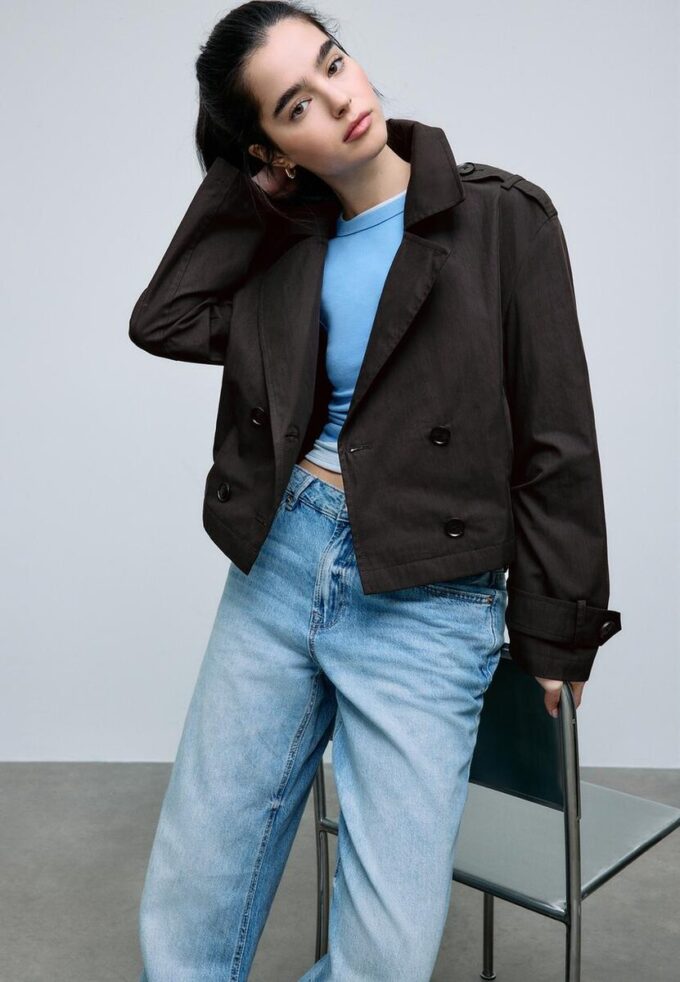 Kort trenchcoat med dobbel knappestolpe