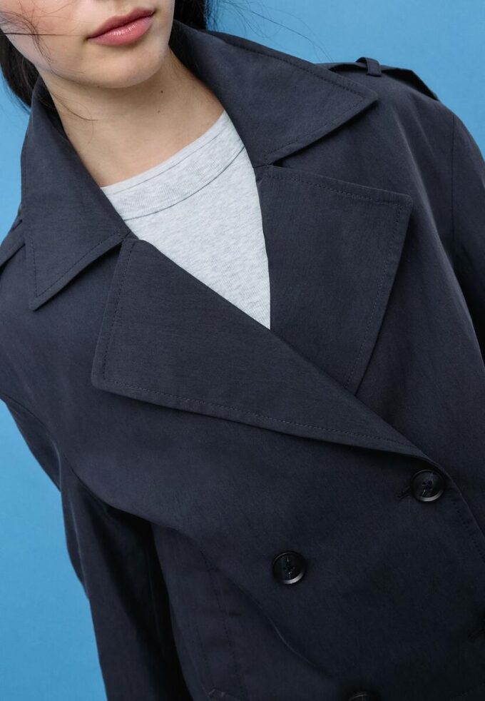 Kort trenchcoat med dobbel knappestolpe