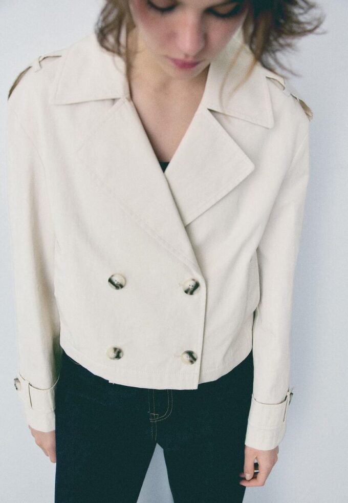 Kort trenchcoat med dobbel knappestolpe