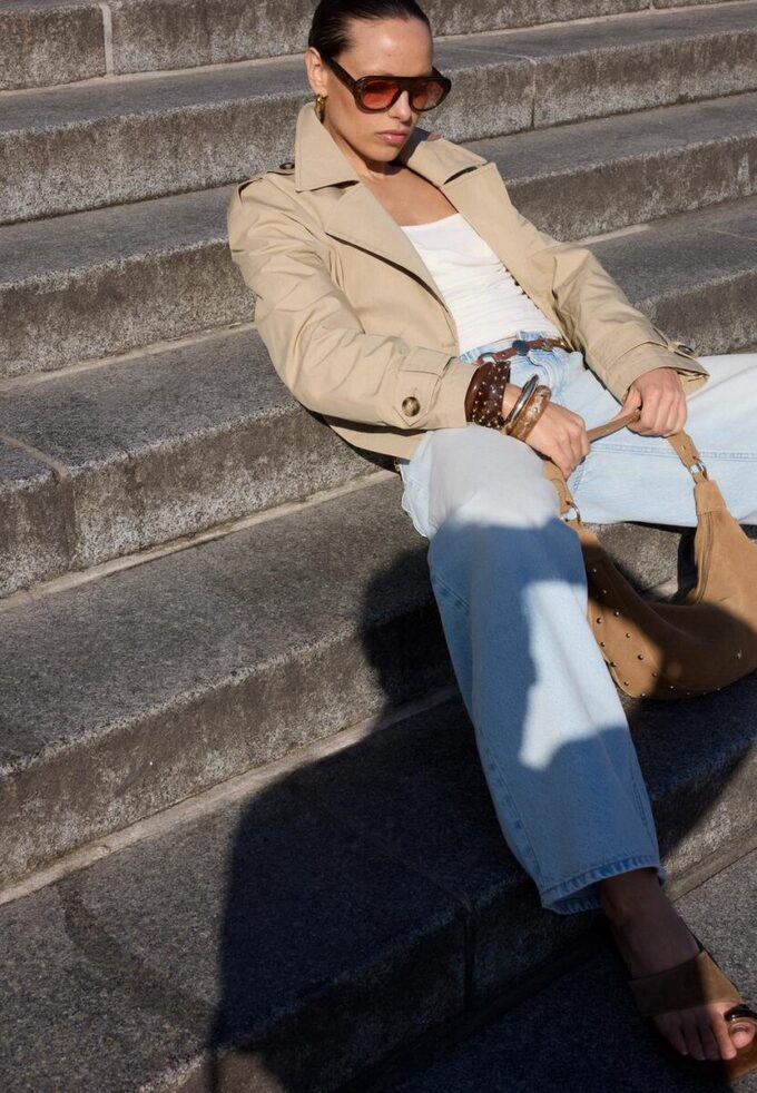 Kort trenchcoat med dobbel knappestolpe