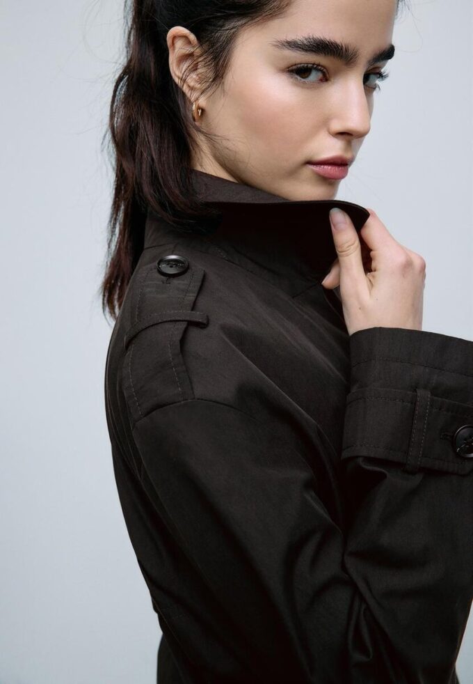 Kort trenchcoat med dobbel knappestolpe