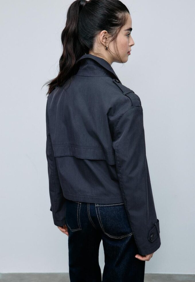 Kort trenchcoat med dobbel knappestolpe